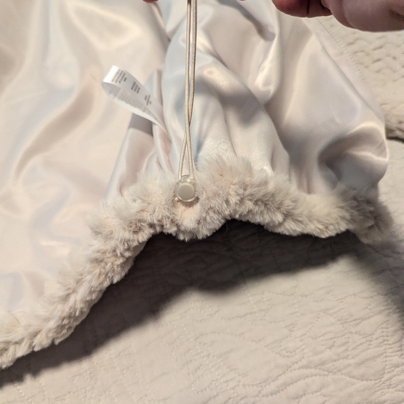 Short , fur, waist jacket. Lined, pockets, zippered, stand . - Picture 6 of 6